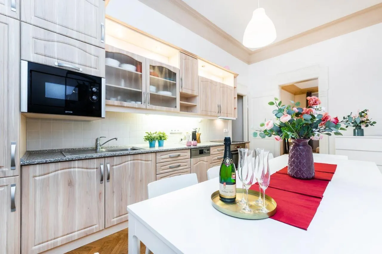 Grand Deluxe Vip Apartment Prag 0*,